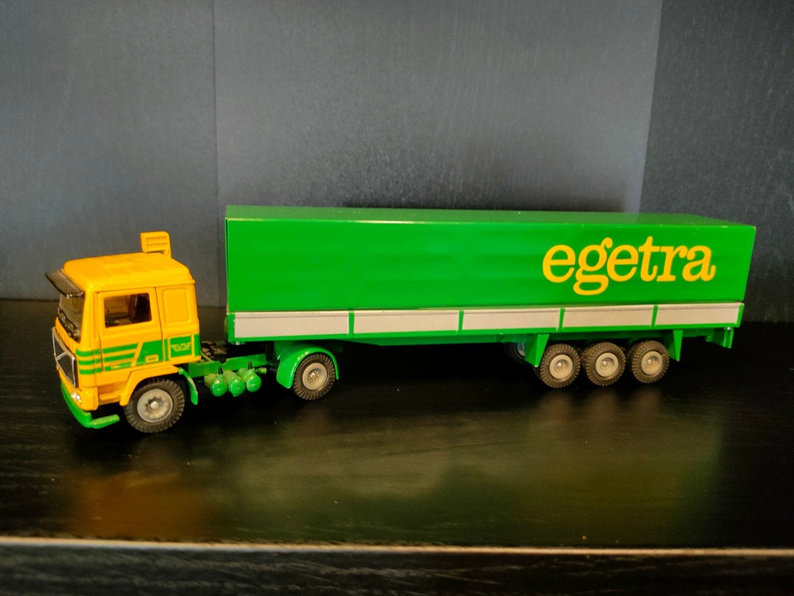 Tekno Volvo F10 met Huifoplegger 'Egetra' – Schaal 1:50, Ophalen, Bus of Vrachtwagen, Tekno