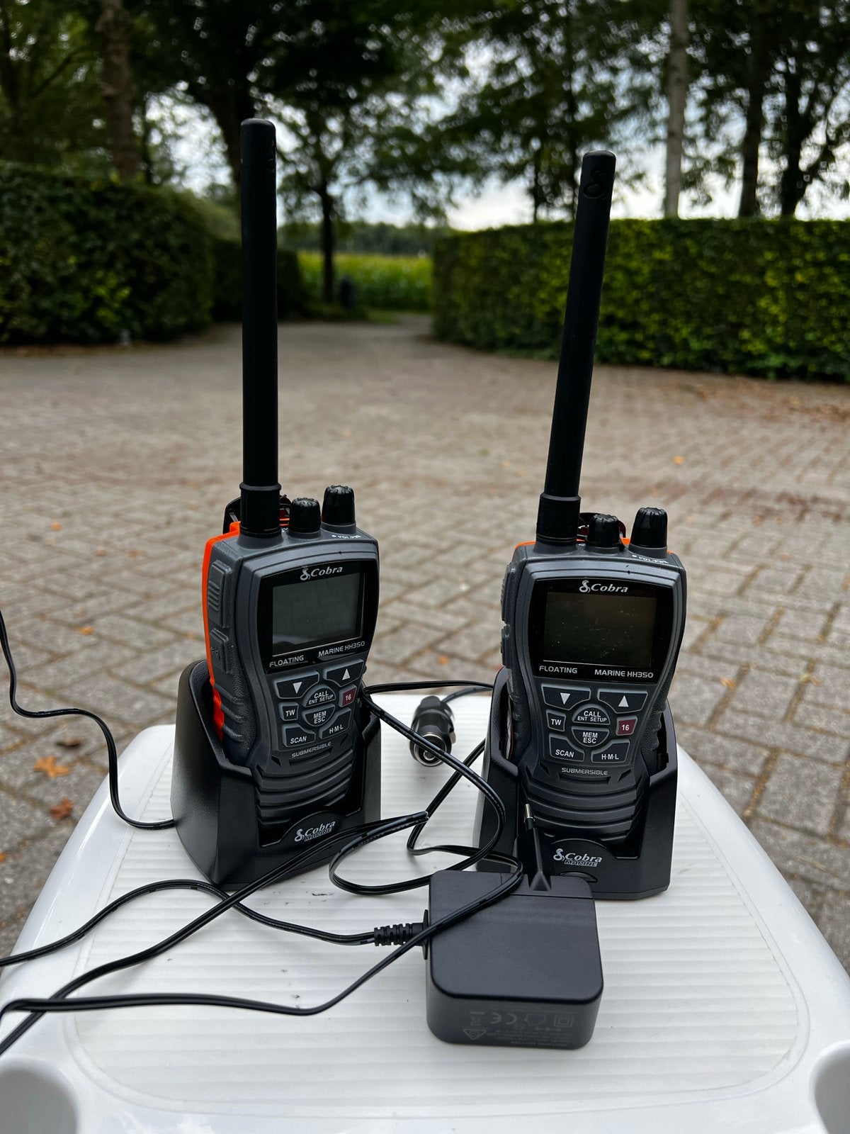Cobra Marine HH350 marifoons incl. laadstations en autolader, 5 tot 15 km, Ophalen of Verzenden, Zo goed als nieuw, Portofoon of Walkie-talkie