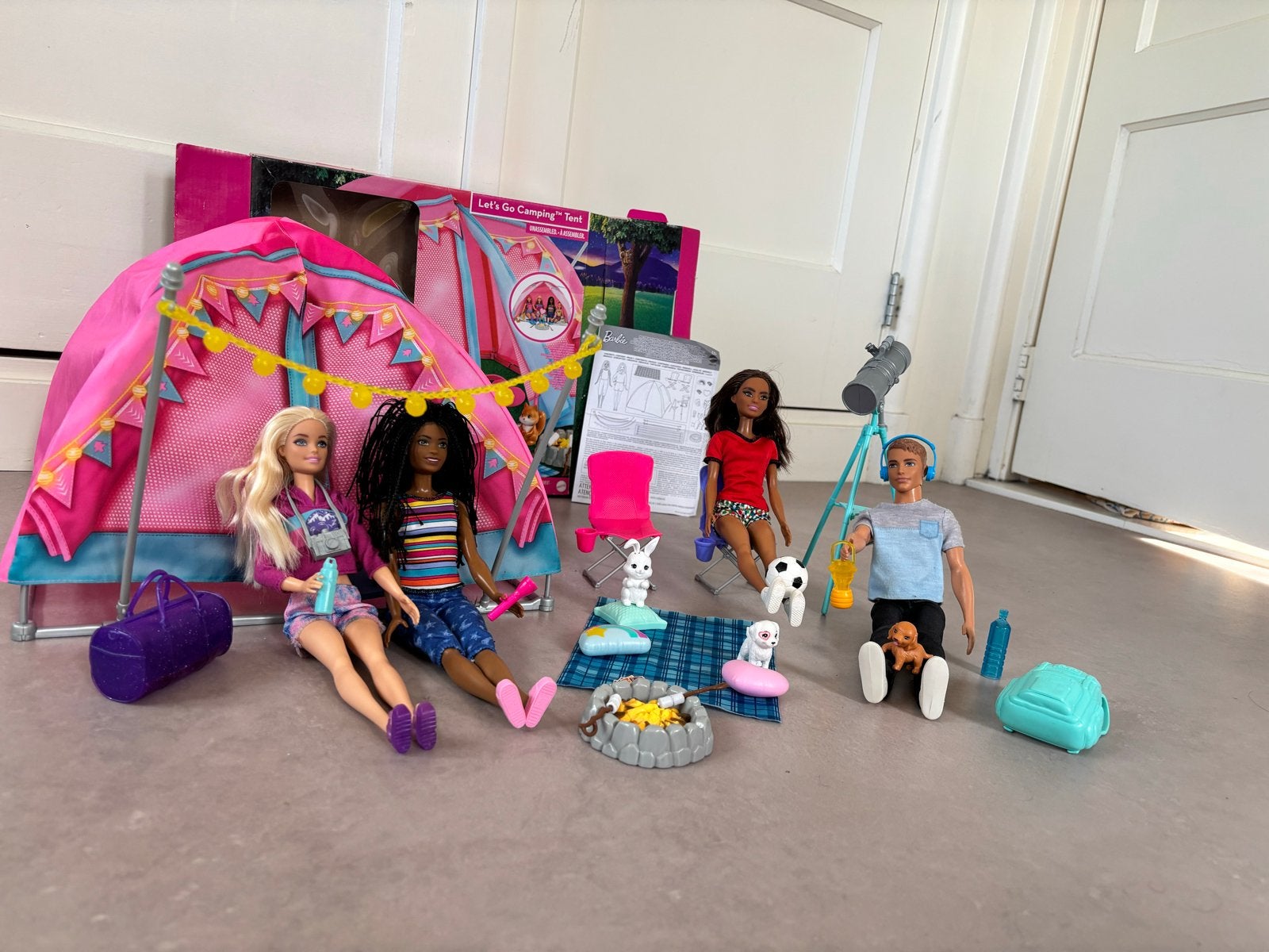 Barbie Let's Go Camping Tent met 4 poppen en accessoires, Kinderen en Baby's, Ophalen of Verzenden, Zo goed als nieuw, Barbie
