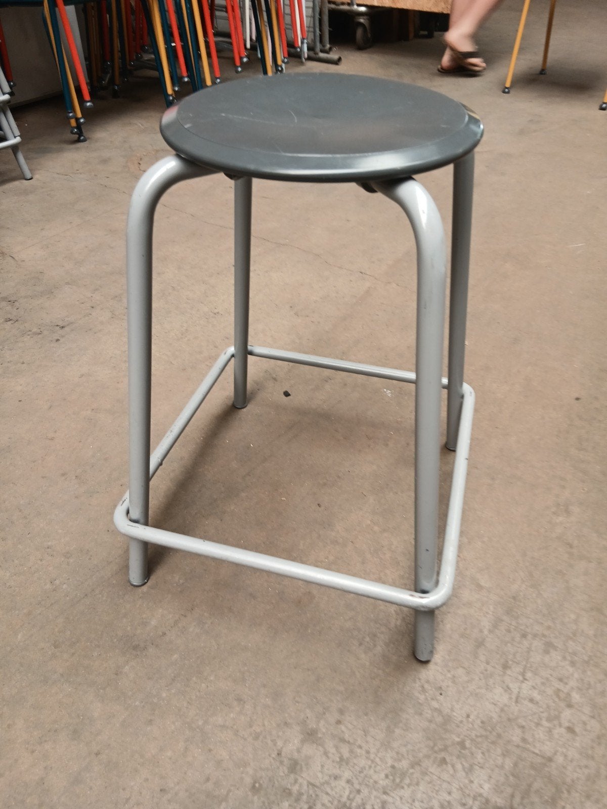 37x Stapelbare Krukken, Zithoogte 59 cm - Grijs Metaal, Huis en Inrichting, Ophalen