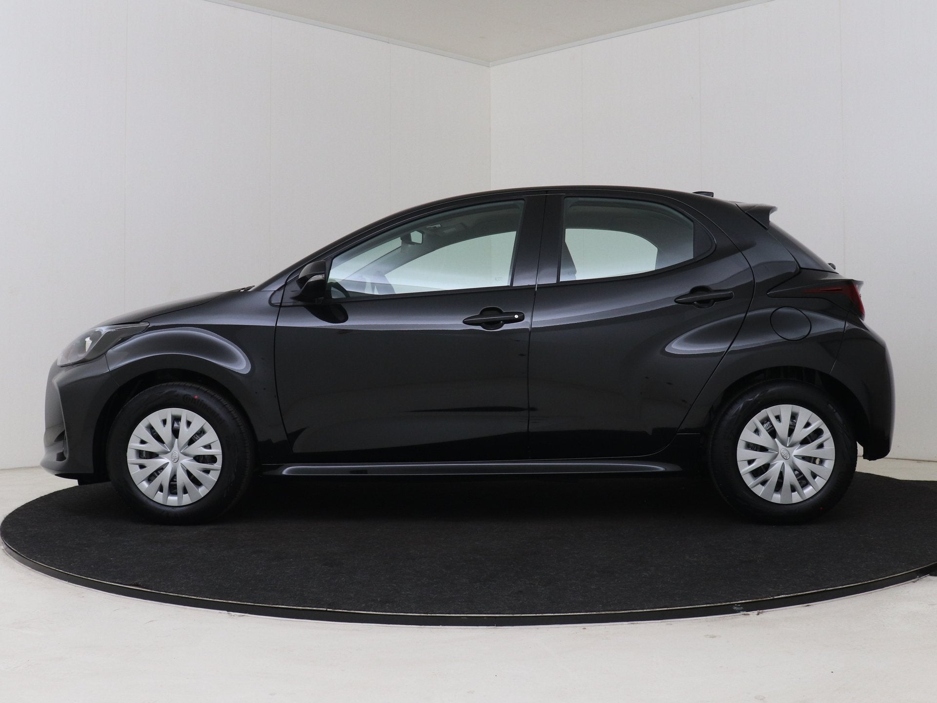 Toyota Yaris 1.5 Hybrid 115 Comfort (bj 2025, automaat), 12 maanden, Zwart, Bedrijf, 26 km/l