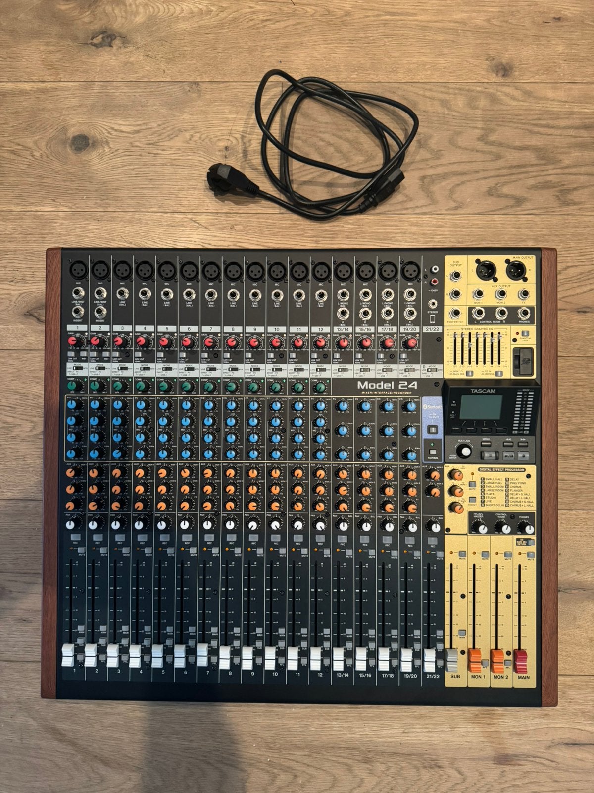 Tascam Model 24 - met DUST COVER, Ophalen of Verzenden, Zo goed als nieuw, 20 kanalen of meer, Microfooningang
