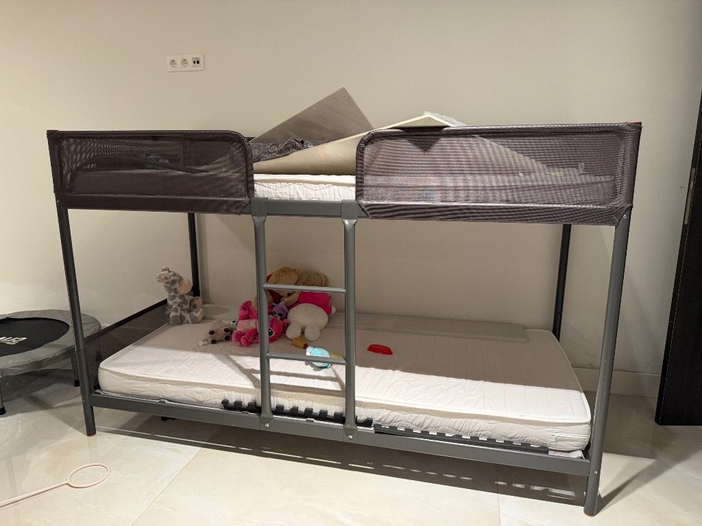 50,- IKEA stapelbed grijs met veiligheidsnet – 200 x 95 cm, Ophalen, 100 cm, Tweepersoons, Minder dan 160 cm