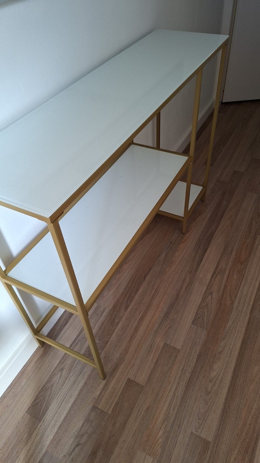 Stijlvolle sidetable met Glazen Bladen en Goudkleurig Fra, Ophalen, 100 tot 150 cm, Zo goed als nieuw, 25 tot 50 cm