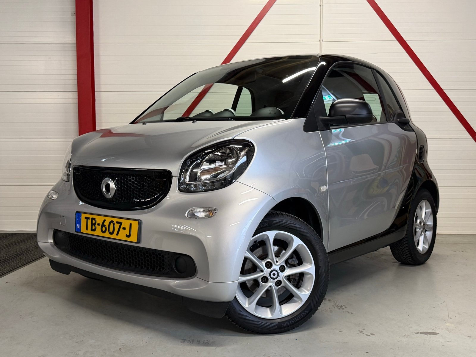 Smart ForTwo 2018 | BTW | Panorama dak | Dealer onderhouden, Auto's, Smart, Zwart, Origineel Nederlands, Handgeschakeld, 70 pk