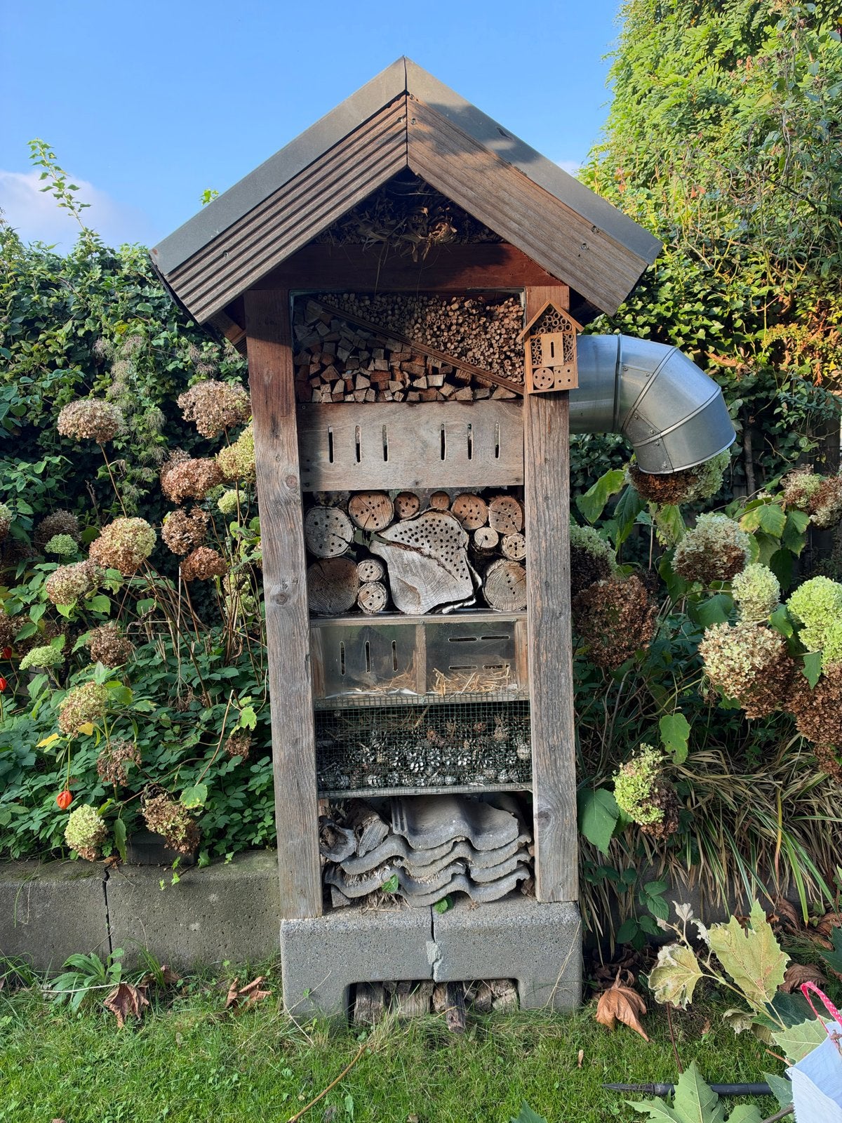 Groot en robuust insectenhotel voor uw tuin, Ophalen, Gebruikt