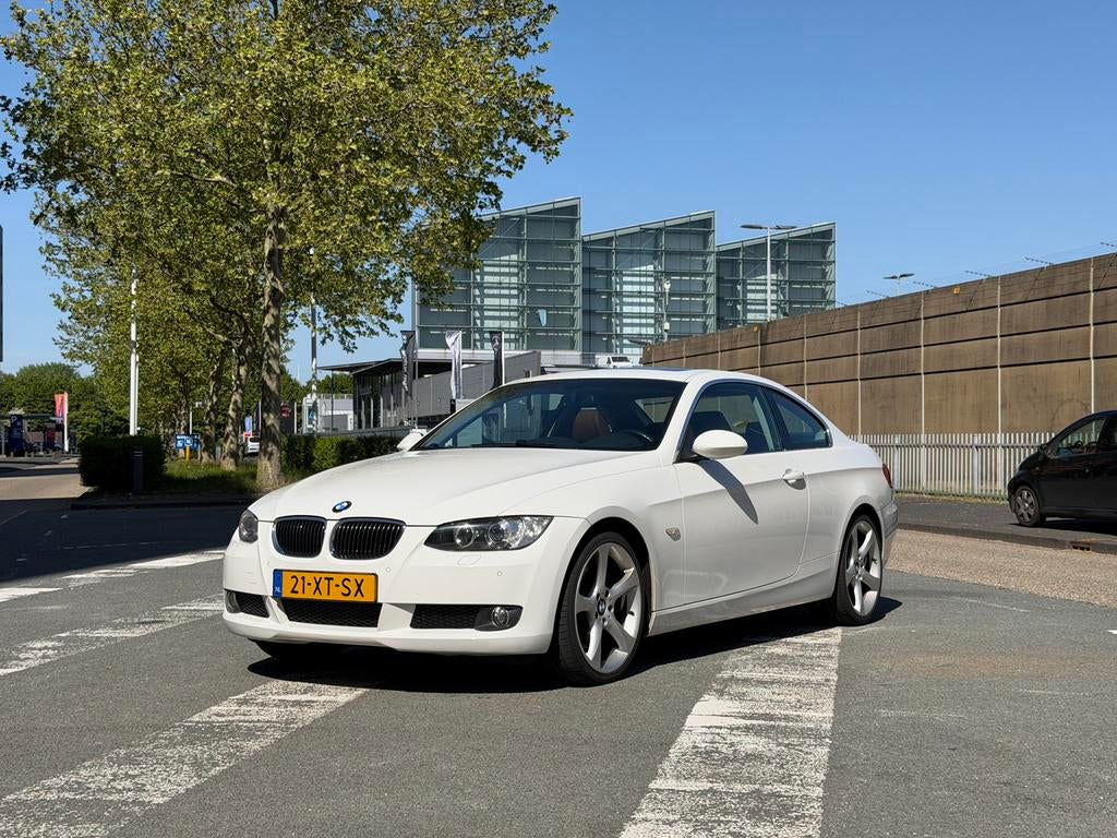 BMW 3-Serie 3.0 I 330 Coupe AUT 2007 Wit, Auto's, BMW, Bedrijf, 3-Serie, Benzine, C, Coupé, Automaat, Origineel Nederlands, Wit