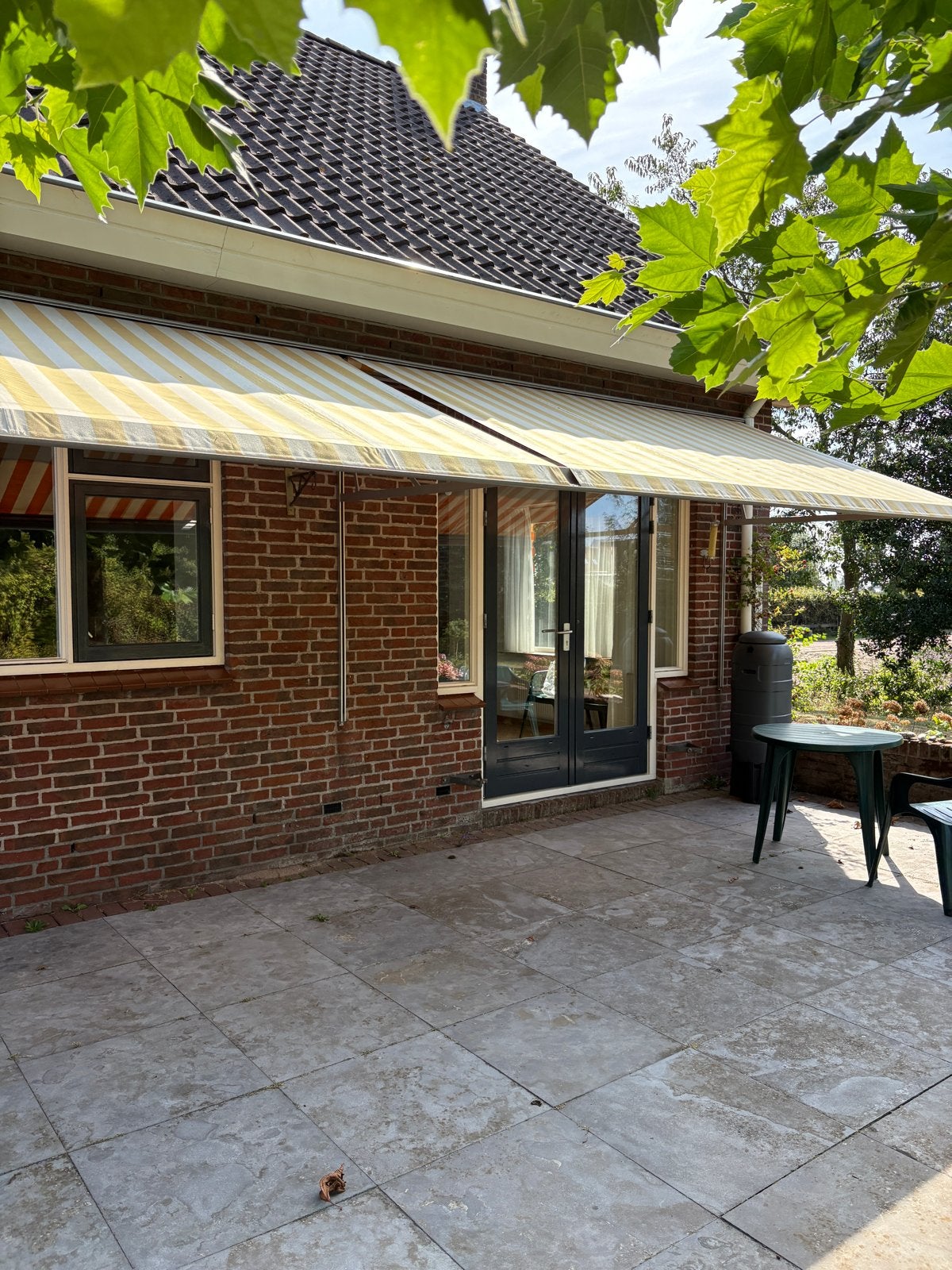 Knikarmscherm zonnescherm - Elektrisch - Oranje/Wit gestreep, Ophalen, Gebruikt, 450 cm of meer, Elektrisch