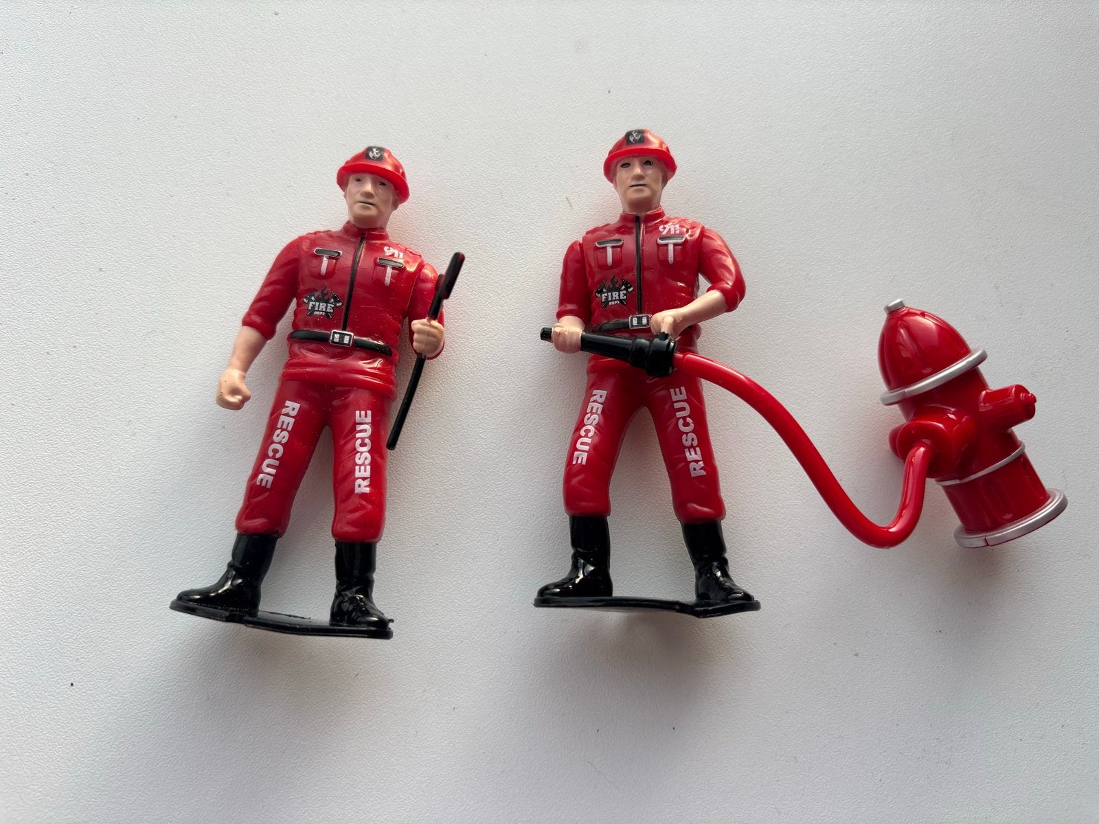 Twee plastic brandweermannen actiefiguurtjes, Ophalen of Verzenden, Gebruikt