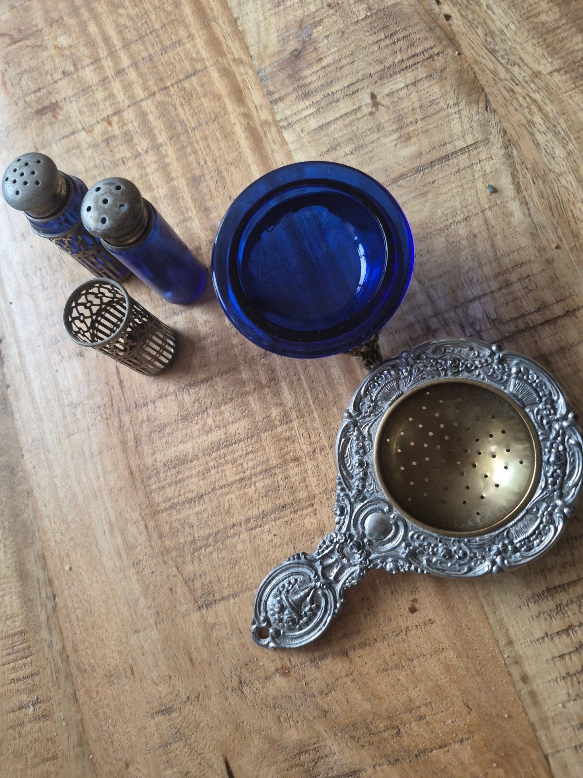 Antieke theezeef en zoutvaatje met kobaltblauw glas, Ophalen