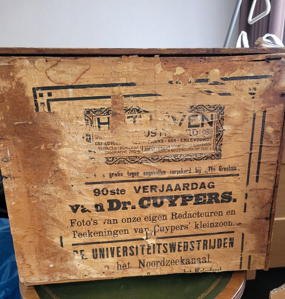 Ladenkastje 1934 - 1947 met unieke krantenteksten. 29x34x29, Ophalen