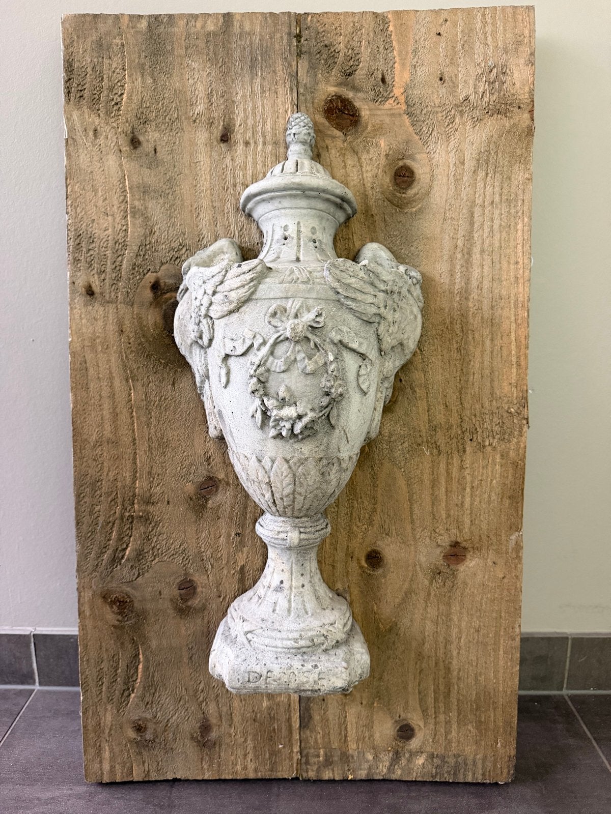 Decoratieve urn op houten paneel  ‘il cupido’, Huis en Inrichting, Ophalen, Zo goed als nieuw