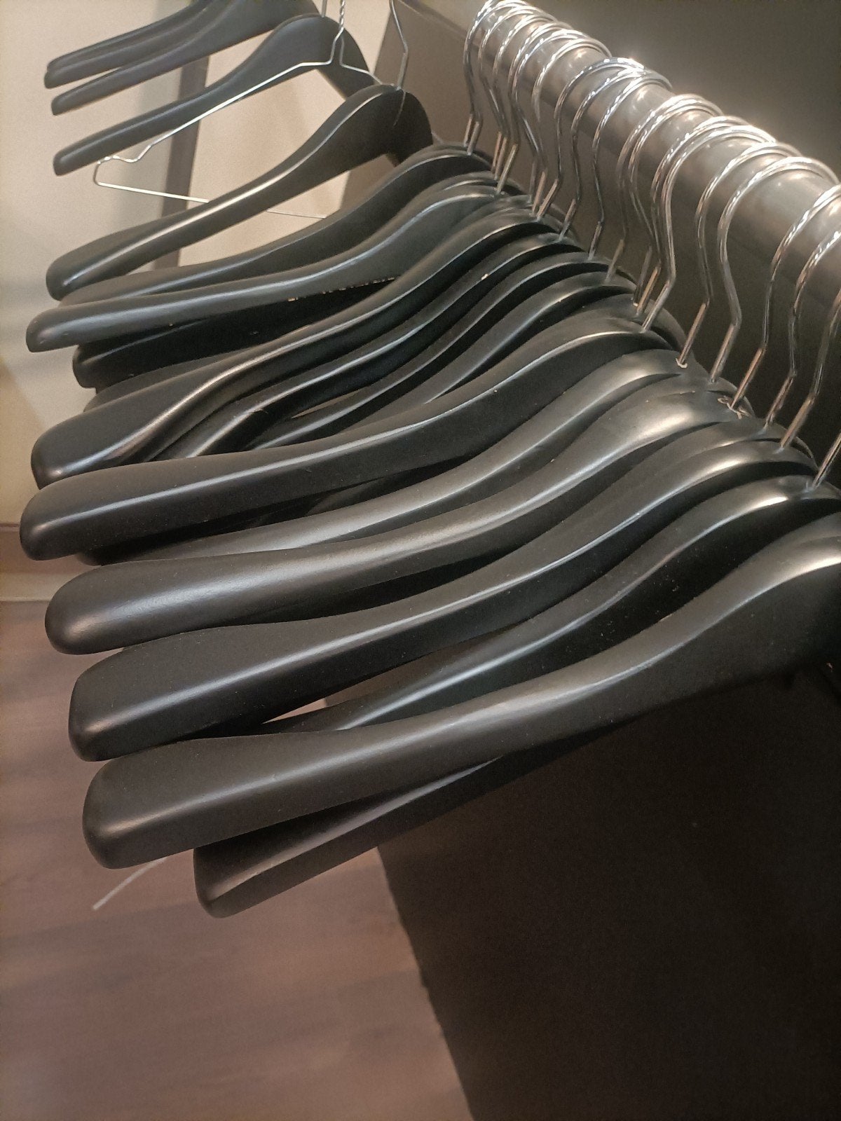 kleding hangers . Paar honderd alles door elkaar., Ophalen