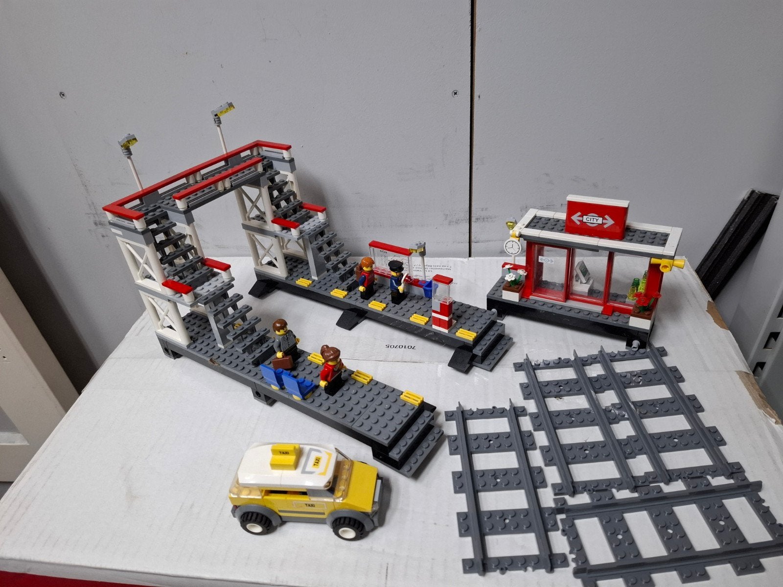 Lego City Treinstation met spoor en taxi, Lego, Ophalen of Verzenden, Complete set, Compleet