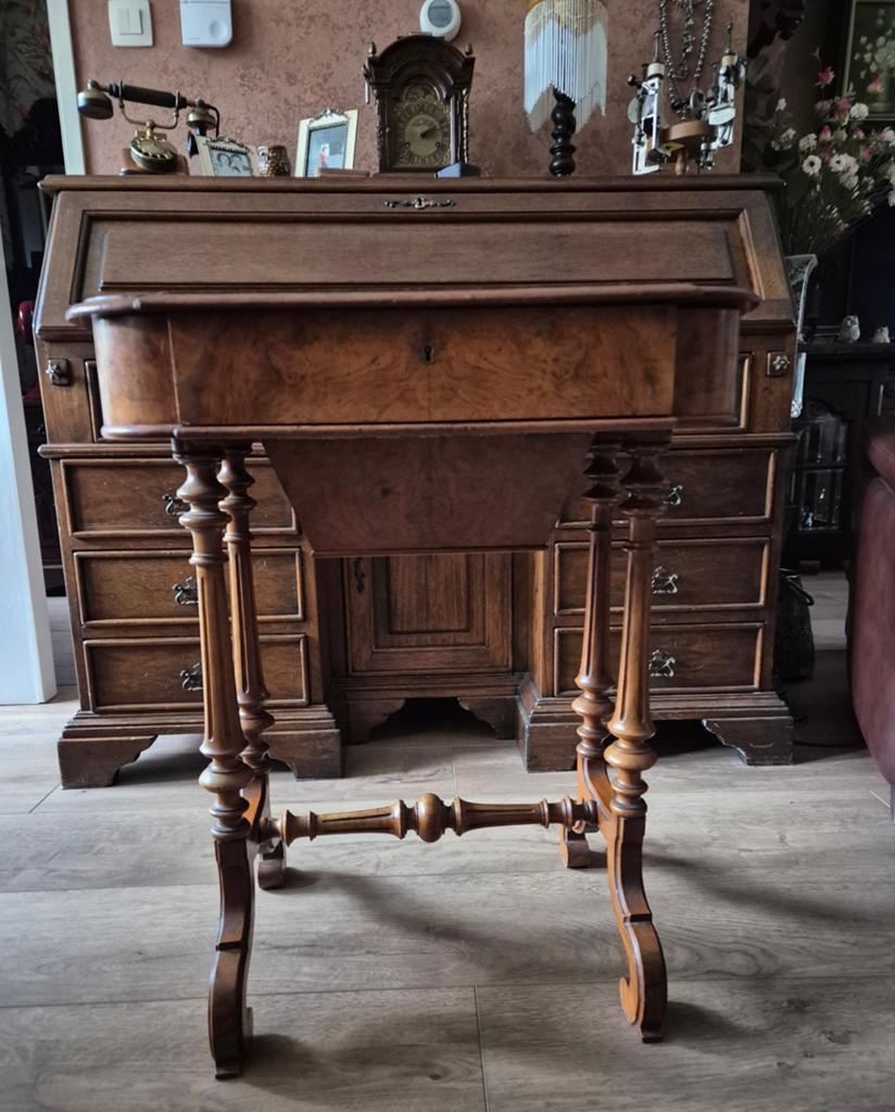 Prachtige antieke naaitafel met een uniek en elegant design., Antiek en Kunst, Ophalen