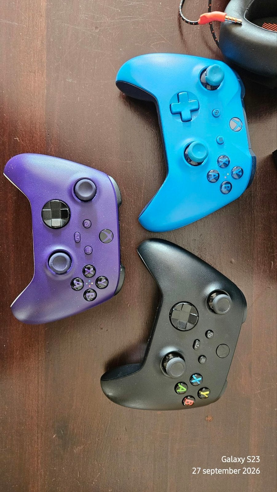Foto 3 van Xbox Series X disc edition met 3 controllers