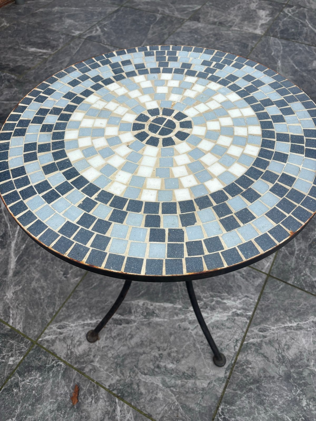 Mozaïek tuintafel - Rond diameter 60cm- Blauw/Wit, Tuin en Terras, Ophalen, Gebruikt, Rond, Metaal