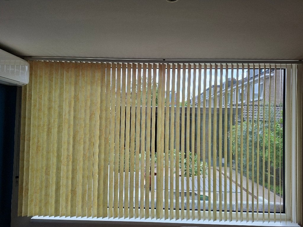 Lamellen geel merk LUXAFLEX aluminium 69 mm, Ophalen, Inclusief montageonderdelen, Gebruikt, 329 cm
