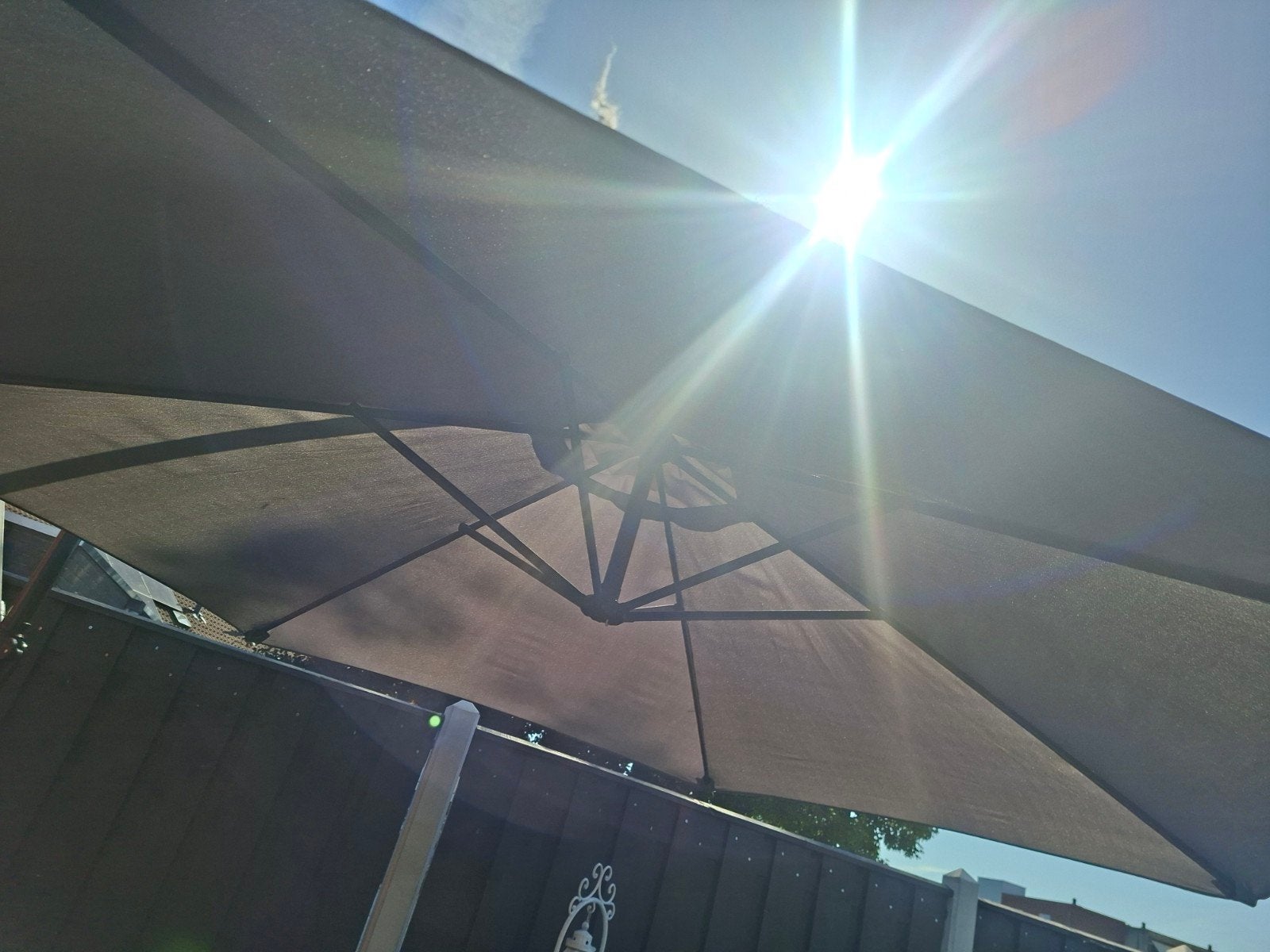 Prachtige zwevende parasol met voet ,tegels, beschermhoes, Tuin en Terras, Parasols, Ophalen, Zweefparasol