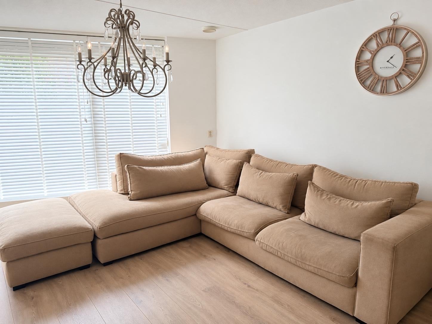 Ruime beige hoekbank met losse poef, Ophalen, 100 tot 125 cm, Hoekbank, 300 cm of meer