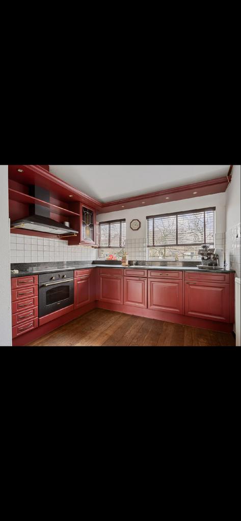 Rode hoekkeuken met donker aanrechtblad, Huis en Inrichting, Keuken | Complete keukens, Gebruikt, Hoekkeuken, Graniet of Steen