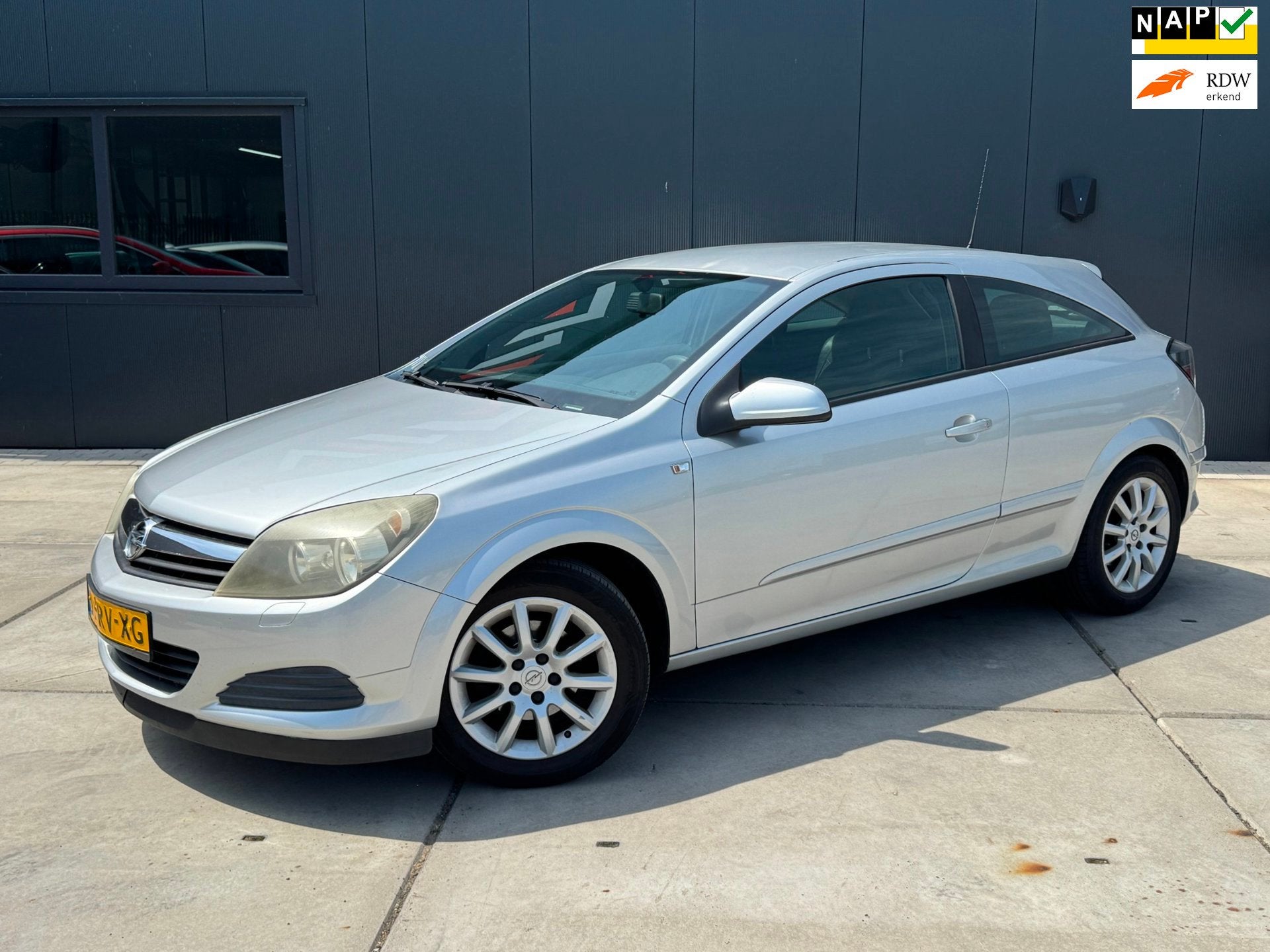 Opel Astra GTC 1.6 Edition 2005 Automaat Airco LEES TEKST, Auto's, Zwart, 4 cilinders, 620 kg, 49 €/maand
