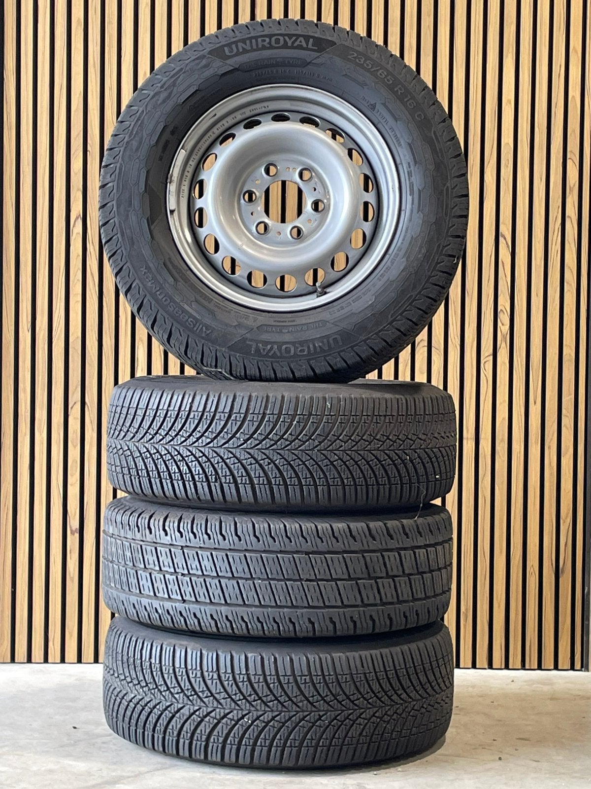 16 inch Mercedes Sprinter 4 season Goodyear en Uniroyal, Ophalen, 16 inch, Banden en Velgen, 235 mm