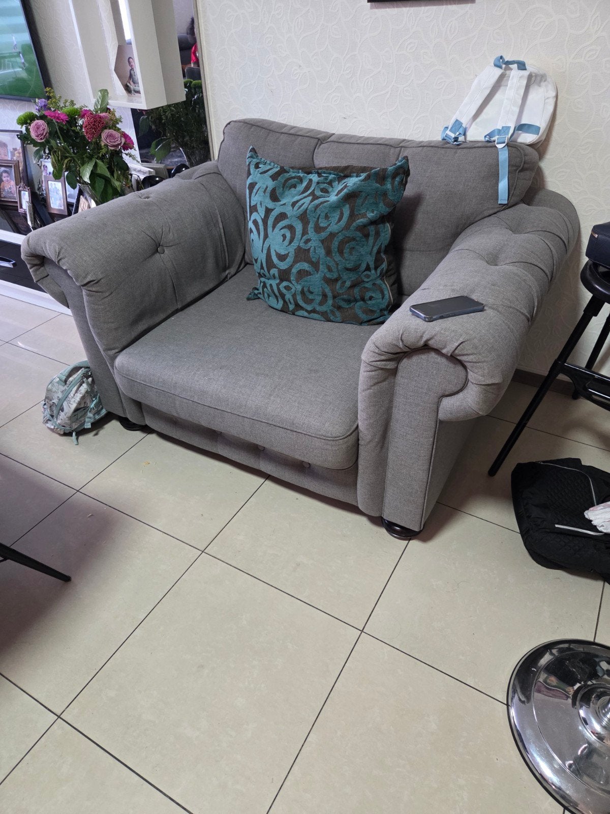 Comfortabele grijze fauteuil met kussen, Gebruikt, Modern comfort, 75 tot 100 cm, Ophalen of Verzenden
