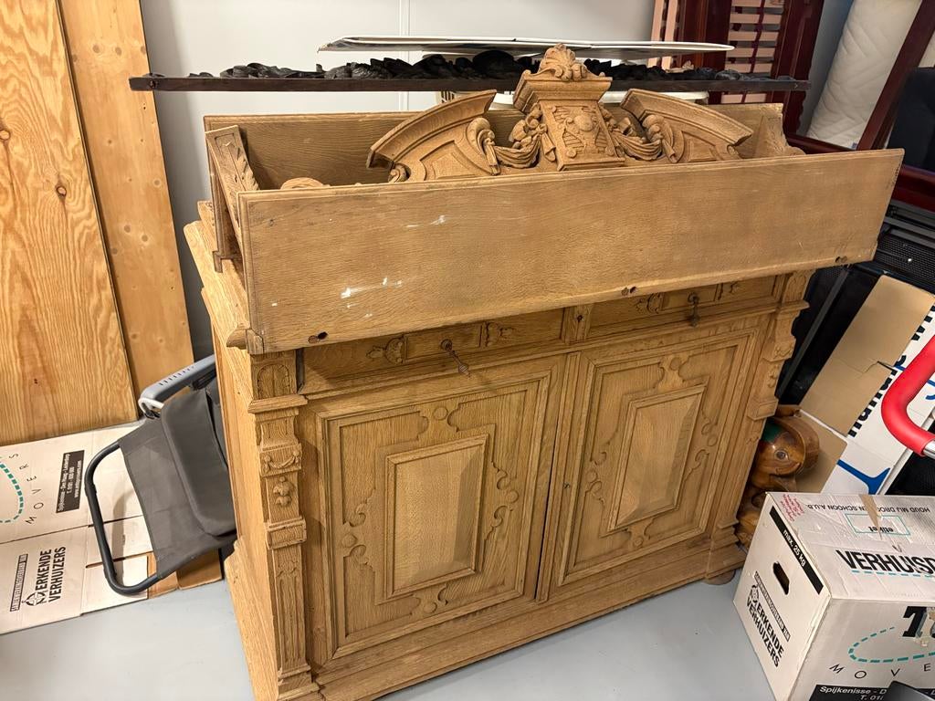 Antieke eiken kast met sierlijke opbouw, Ophalen of Verzenden