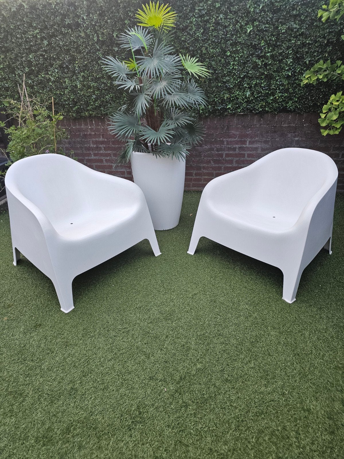 2 IKEA Skarpö stoelen en kunstplant met pot, Ophalen, Zo goed als nieuw, Kunststof