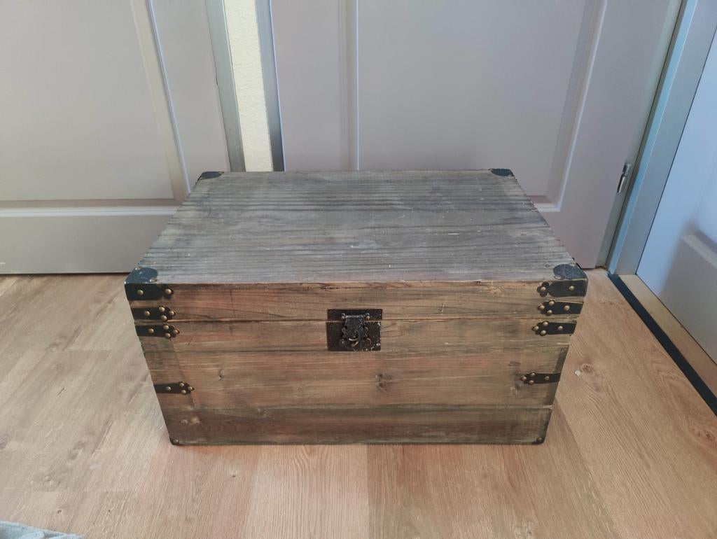 Houten kist mooie kist met gravering, Huis en Inrichting, Woonaccessoires | Kisten, Ophalen, Minder dan 50 cm, Gebruikt, 50 tot 100 cm