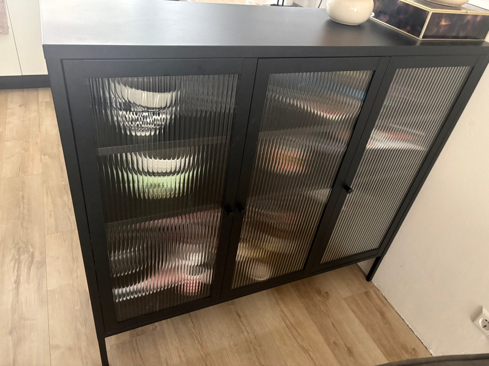 Zwarte metalen (dressoir) kast, Ophalen, 50 tot 100 cm, Glas, 25 tot 50 cm