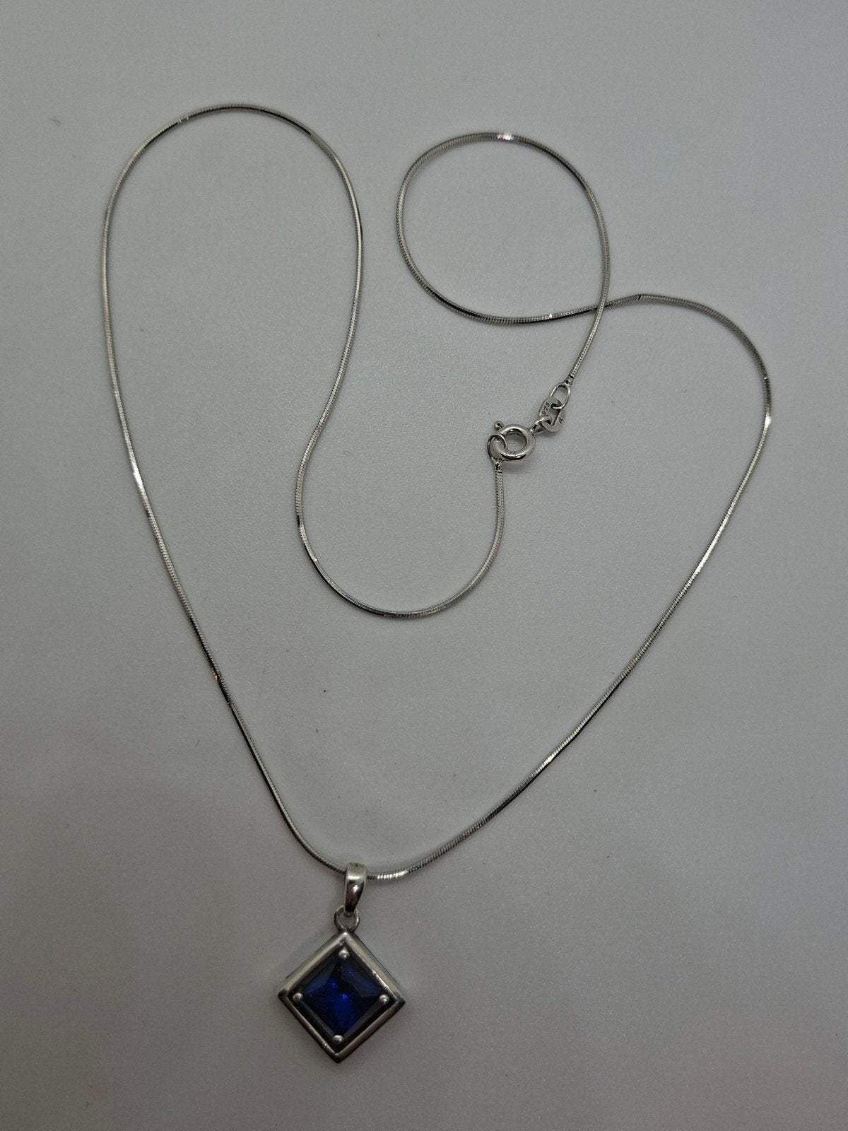 Zilveren ketting (925) met hanger en blauwe steen, Ophalen of Verzenden, Blauw, Zilver, Met edelsteen