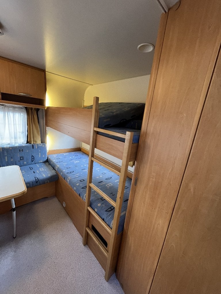 6-Persoons Knaus Eifelland Holiday 500 tk stapelbed, Schokbreker, Stapelbed, Bedrijf, Treinzit