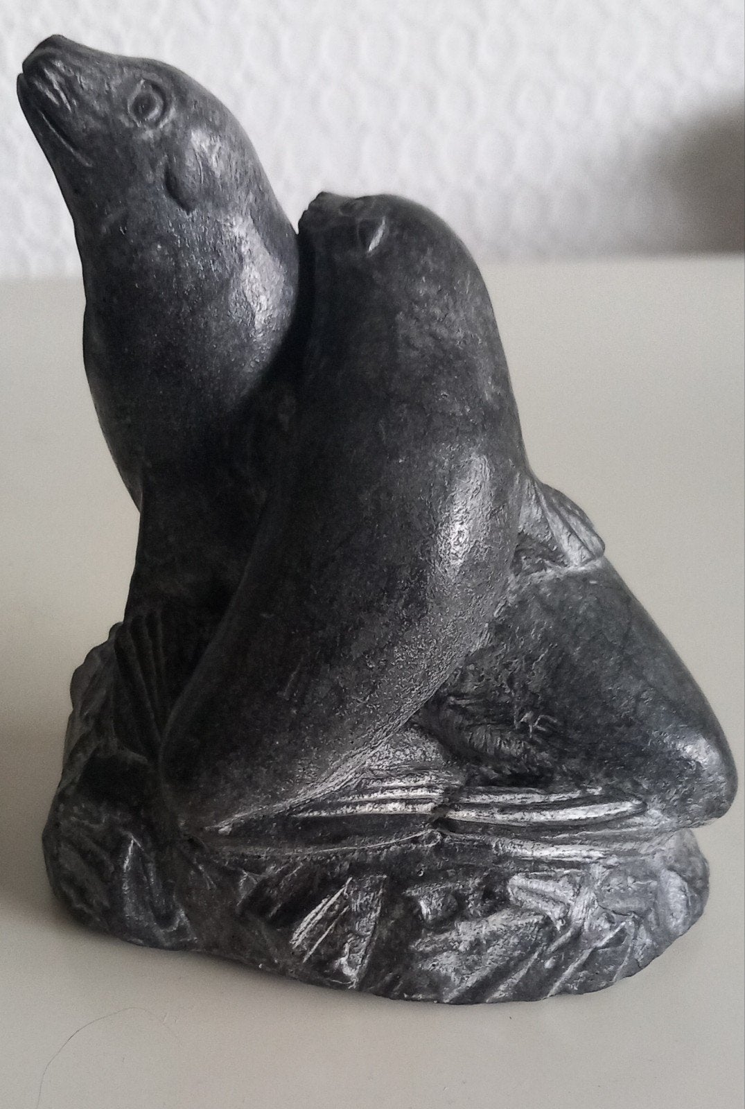 Wolf Original Sculpture  uit Canada donkergrijs h.9,5 br.8cm, Verzamelen, Beelden en Beeldjes, Ophalen of Verzenden, Dier
