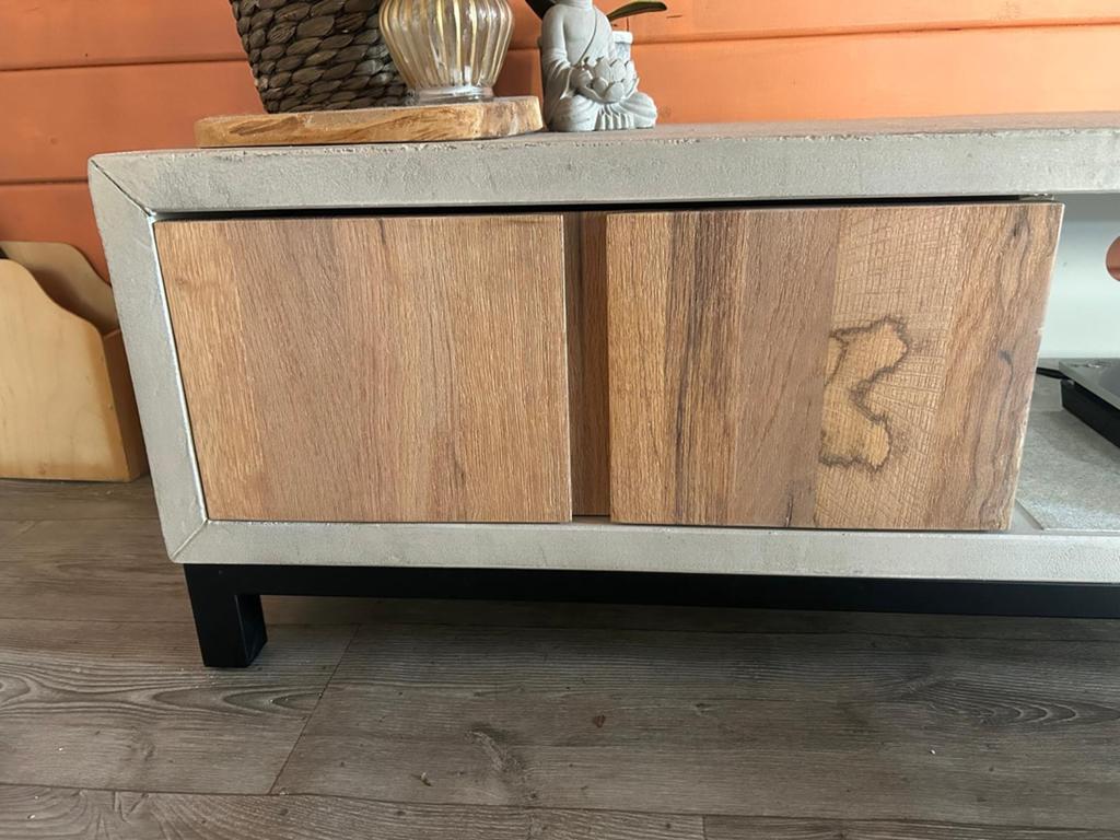 Mooi tv meubel met betonlook blad en houten lades, Ophalen, Gebruikt, Overige materialen, 150 tot 200 cm