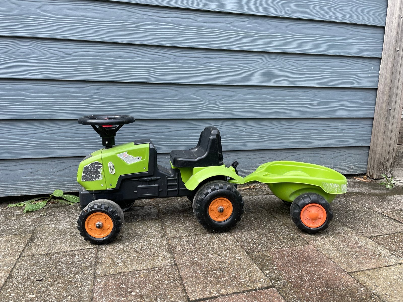 Groene traptractor met aanhanger voor kinderen, Ophalen of Verzenden, Gebruikt, Trapvoertuig