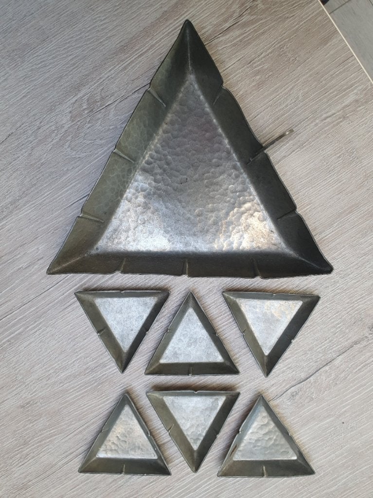 Vintage tinnen driehoekige schaal met 6 onderzetters, Ophalen of Verzenden