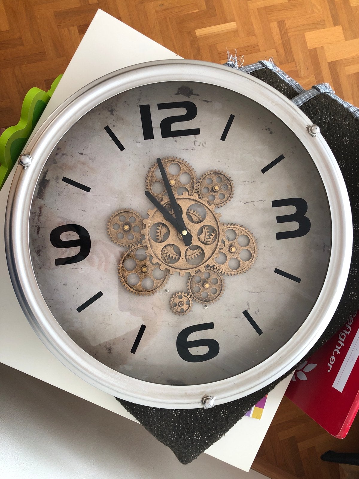 Grote wandklok met zichtbaar uurwerk en tandwielen, Zichtbaar uurwerk, Analoog, Ophalen of Verzenden, Industrieel