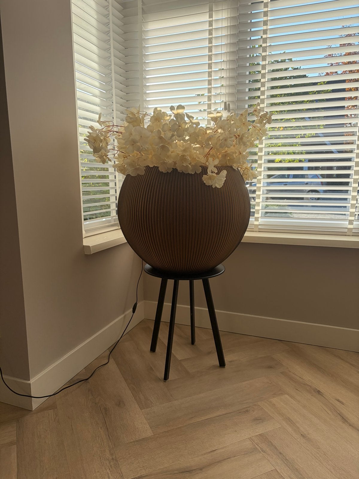 Grote brons/bruine vaas met kunstbloemen en standaard, Ophalen, Overige materialen, Bruin, Inclusief decoratie