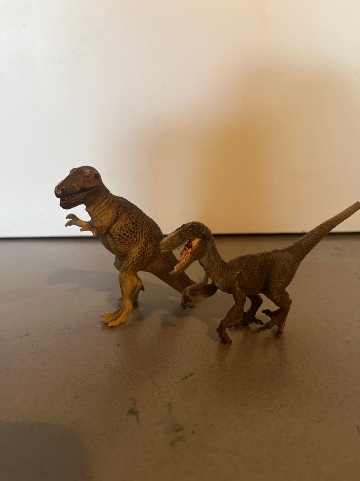 speelgoedfiguren - T-Rex en Velociraptor van schleich, Ophalen of Verzenden, Gebruikt, Jongen of Meisje