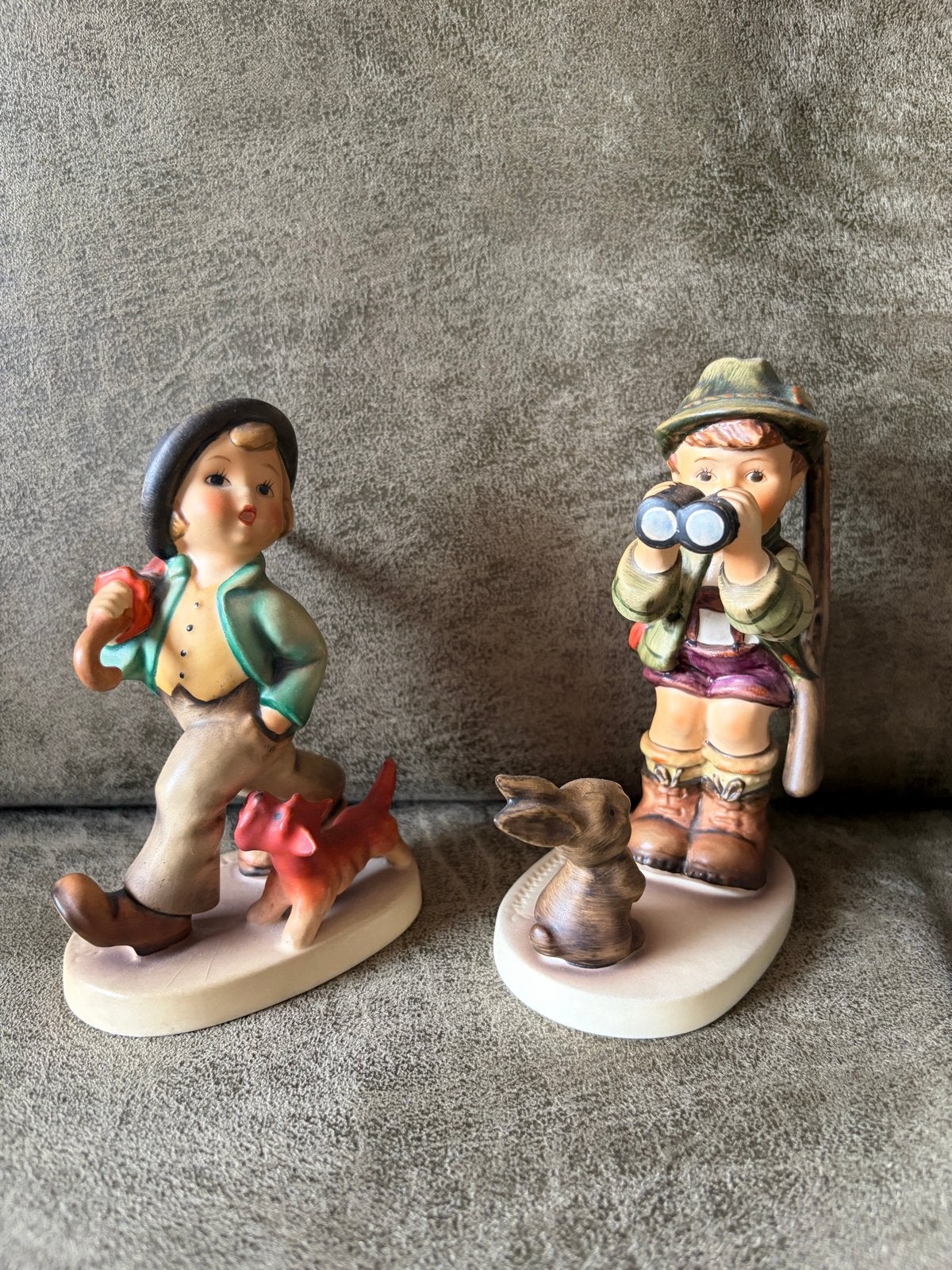 Set van 2 Hummel beeldjes: Jongen met hond en jager, Ophalen, Zo goed als nieuw, Hummel