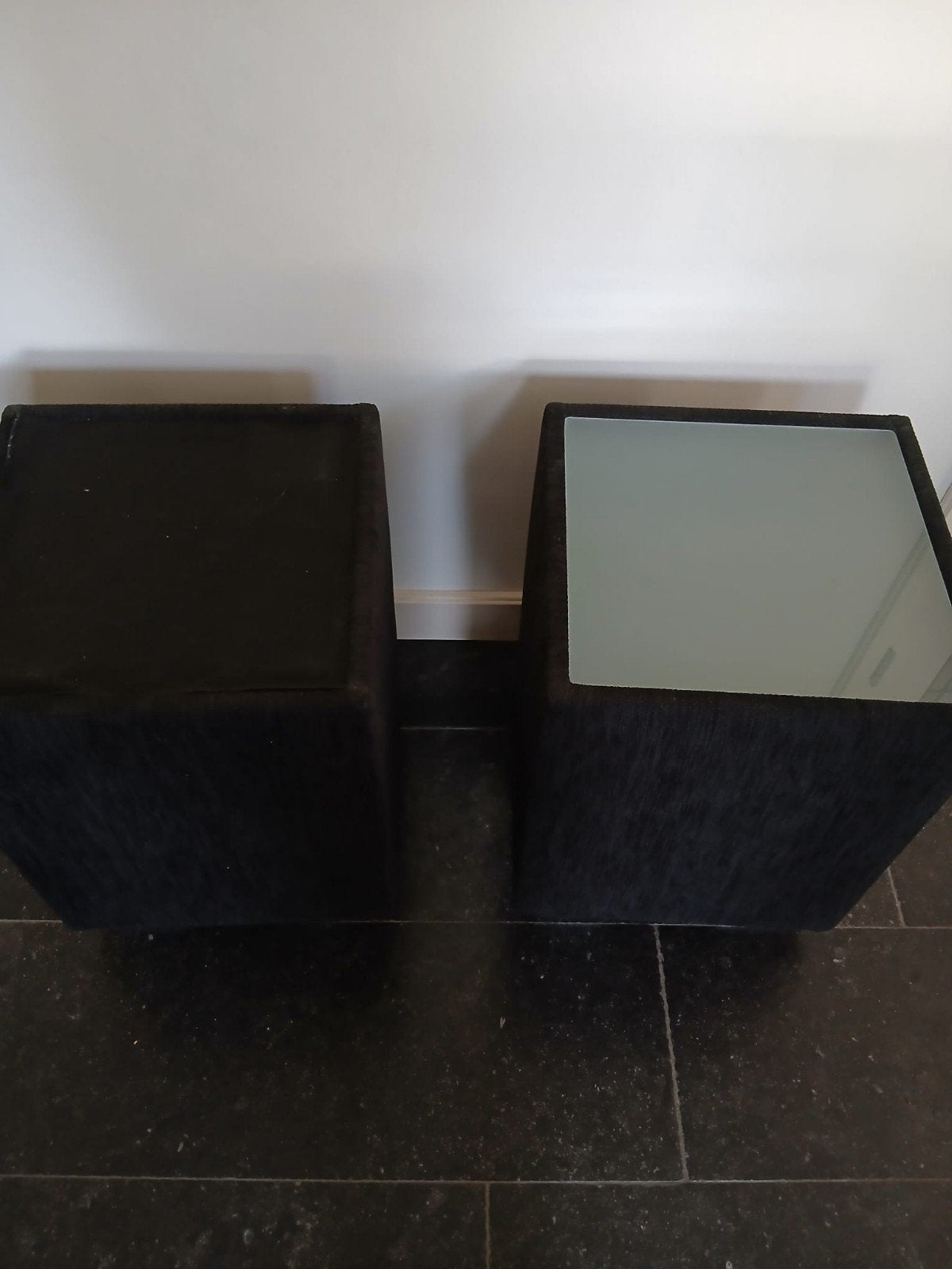 Set van 2 zwarte bijzettafels met glazen blad, Overige materialen, Minder dan 55 cm, Gebruikt, Vierkant