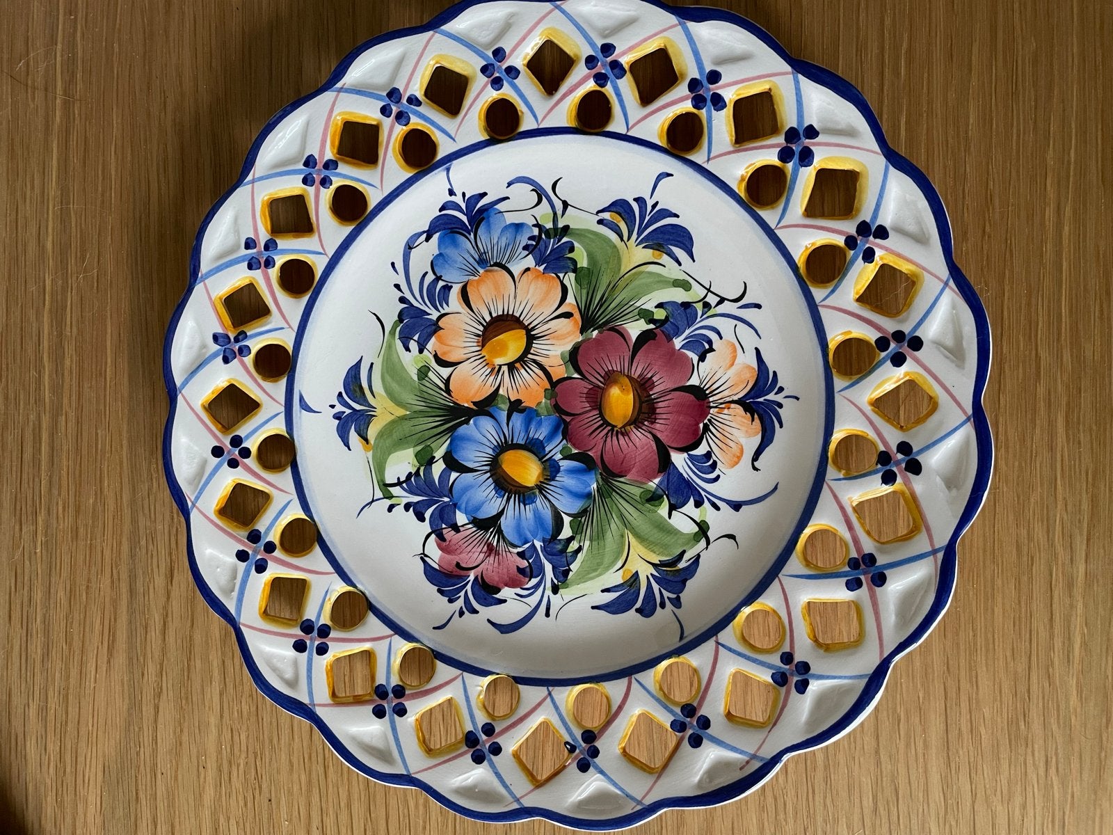 Handgemaakte Portugese schaal - decoratief of functioneel, Antiek en Kunst, Antiek | Schalen, Ophalen of Verzenden