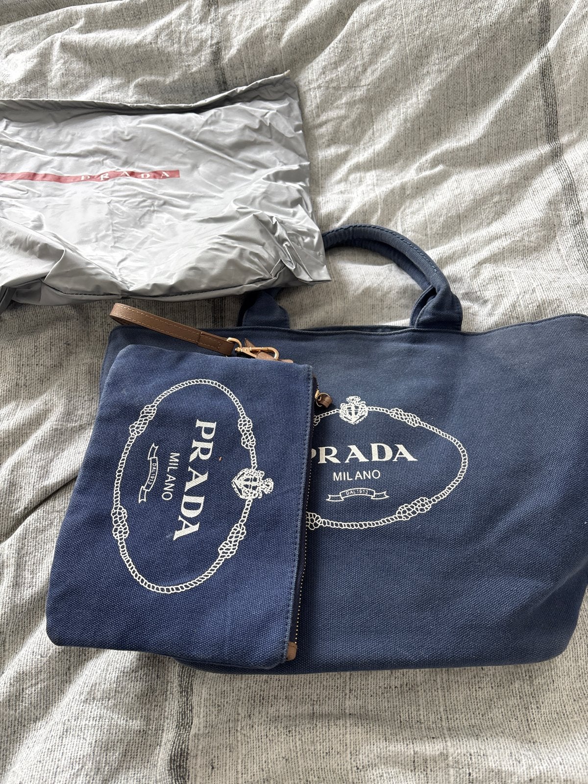 Prada Milano Canvas Shopper met Bijpassend Zakje, Ophalen of Verzenden, Zo goed als nieuw, Blauw, Shopper