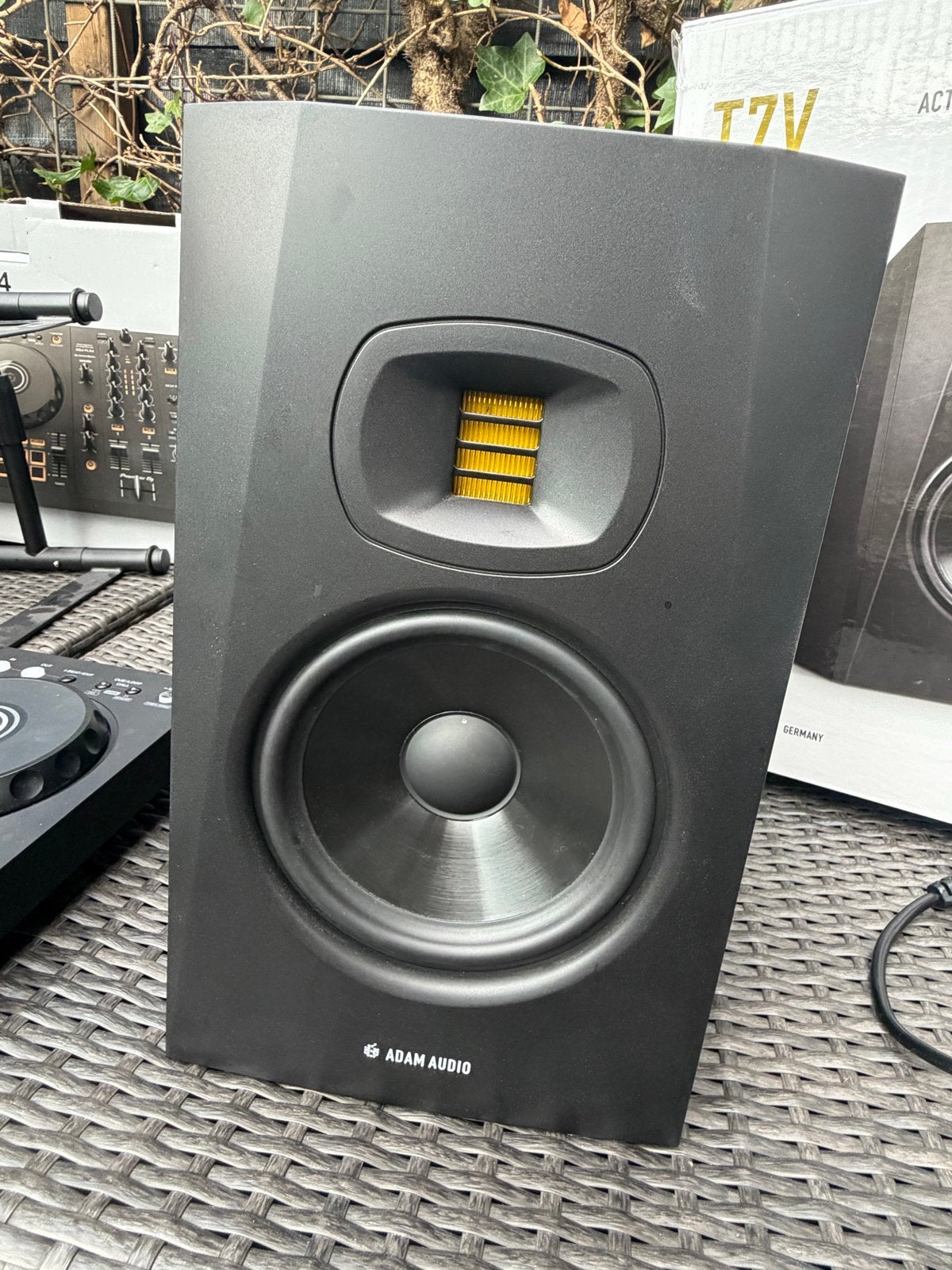 Foto 4 van Complete DJ-set: Pioneer DDJ-FLX4, Adam Audio T7V, Devine