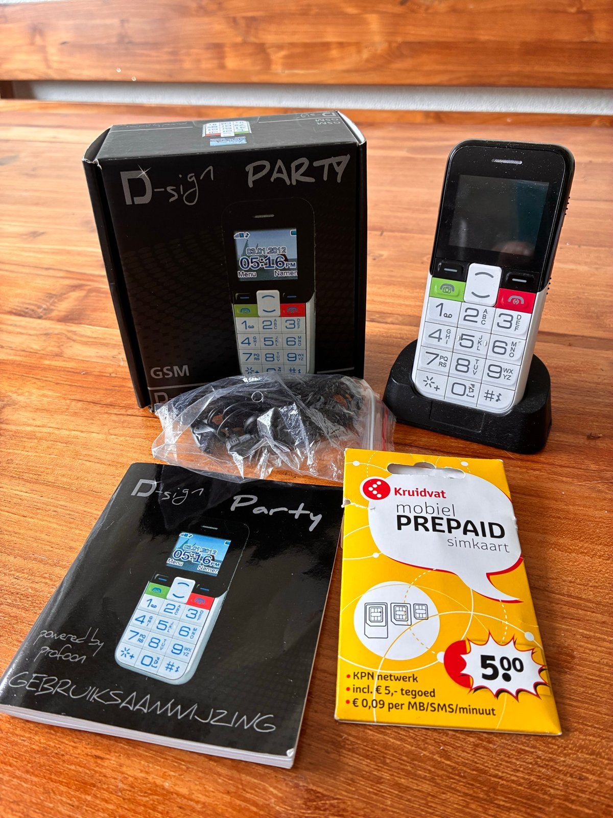 D-sign Party GSM met simkaart en beltegoed, Gebruikt, Ophalen of Verzenden, Minder dan 3 megapixel, Klassiek of Candybar
