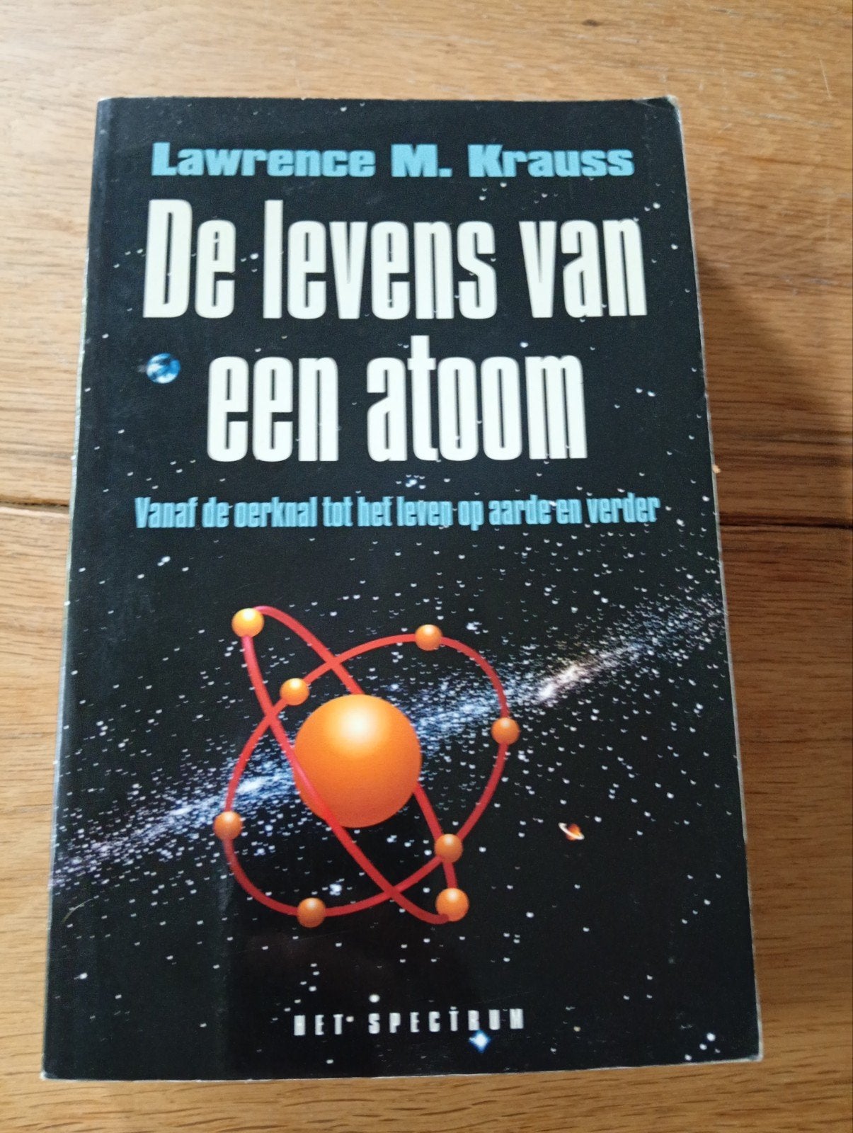 L.M. Krauss - De levens van een atoom, Ophalen of Verzenden, Zo goed als nieuw, L.M. Krauss