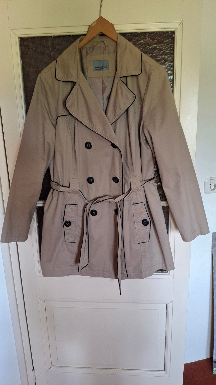 Beige trenchcoat met ceintuur mt 46/48, Jessica, Beige, Maat 46/48 (XL) of groter, Ophalen of Verzenden