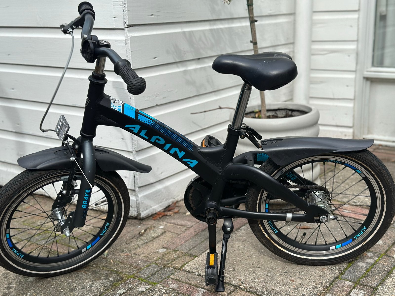 Alpina Brave 16 inch kinderfiets - mat zwart met blauw, Ophalen, Gebruikt, Terugtraprem, 16 tot 20 inch